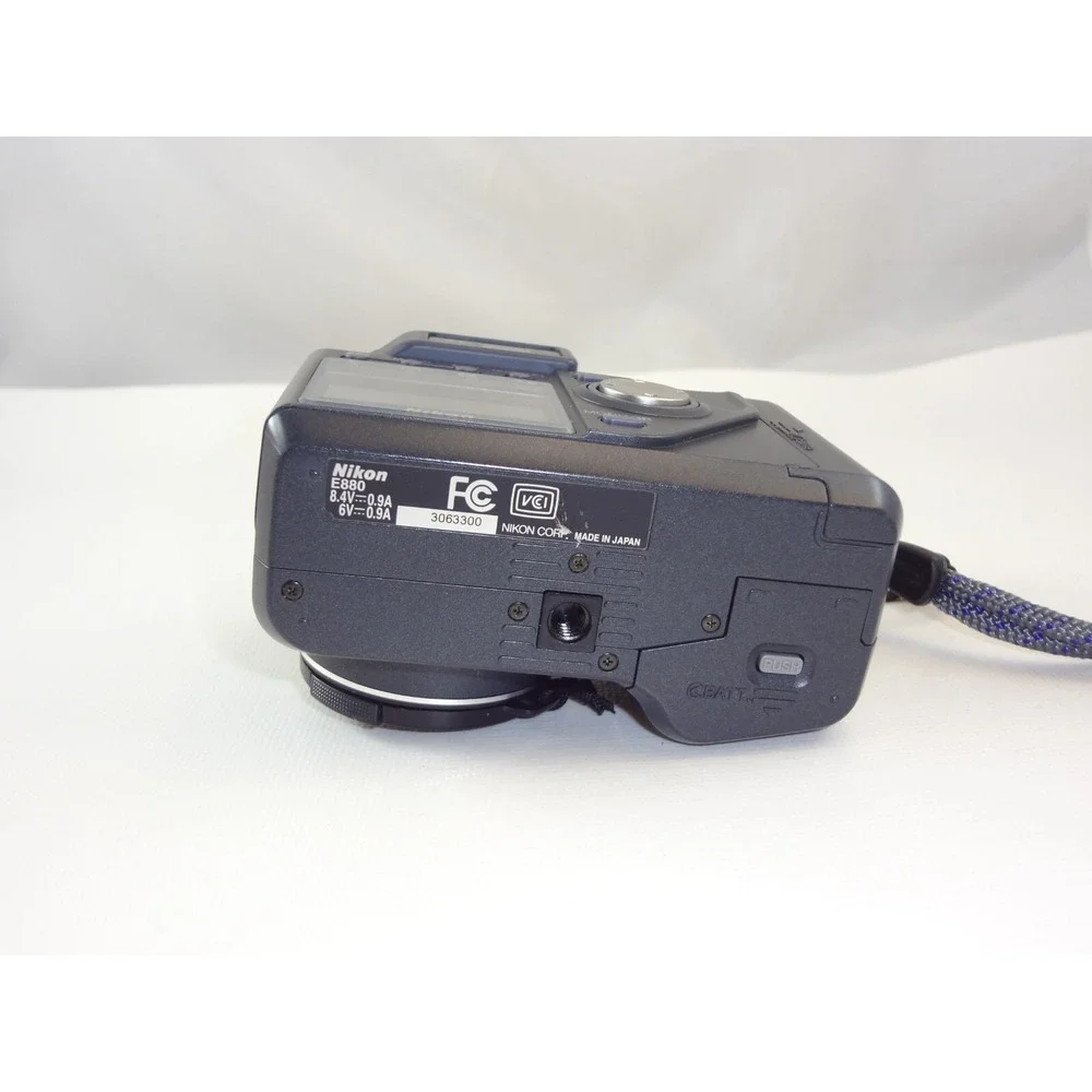 Nikon Coolpix 880 Digital Camera 3.3MP &‎ Battery - No Memory Card - Untested